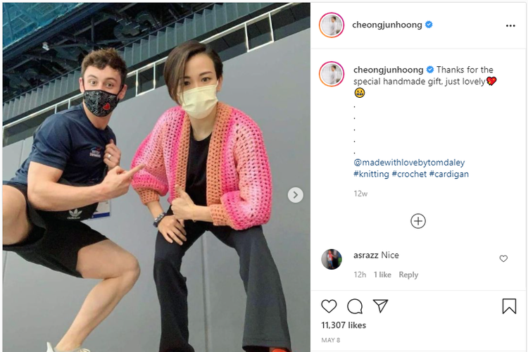 Tangkapan layar akun Instagram peloncat indah Malaysia, Cheong Jun Hoong, yang mengunggah foto bersama atlet loncat indah Inggris, Tom Daley, pada Senin (2/8/2021). Dalam foto tersebut, Jun Hoong mengungkapkan terima kasihnya sambil memakai kardigan buatan Daley.