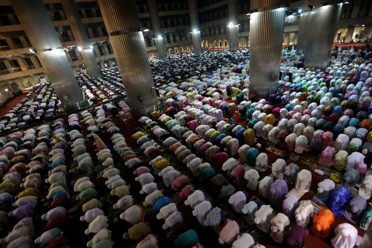 Umat muslim menjalankan shalat tarawih pertama di Masjid Istiqlal, Jakarta, Jumat (26/5/2017). Pemerintah menetapkan bahwa 1 Ramadhan 1438 Hijriah jatuh pada Sabtu (27/5/2017). KOMPAS IMAGES/KRISTIANTO PURNOMO