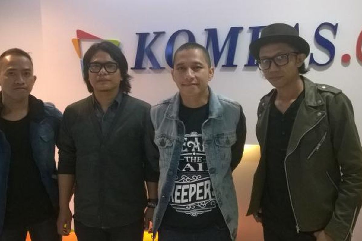 Band The Rain, yang beranggota (kiri-kanan) Aang Anggoro (drum), Ipul Bahri (bas), Indra Prasta (vokal), dan Iwan Tanda (gitar), diabadikan ketika berkunjung ke kantor Redaksi ι.com di Gedung ι Gramedia, Jalan Palmerah Selatan, Jakarta Pusat, Kamis (26/11/2015). Mereka berkunjung dalam rangka mempromosikan single 'Penawar Letih'.