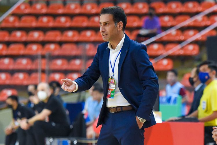 Pelatih timnas futsal Indonesia, Mohammad Hashemzadeh, saat memimpin Garuda di final Piala AFF Futsal 2022 melawan Thailand, Minggu (11/4/2022). Terkini, Mohammad Hashemzadeh kembali mendampingi timnas Indonesia yang tengah berjuang dalam ajang AFC Futsal Cup atau Piala Asia Futsal 2022 di Kuwait.