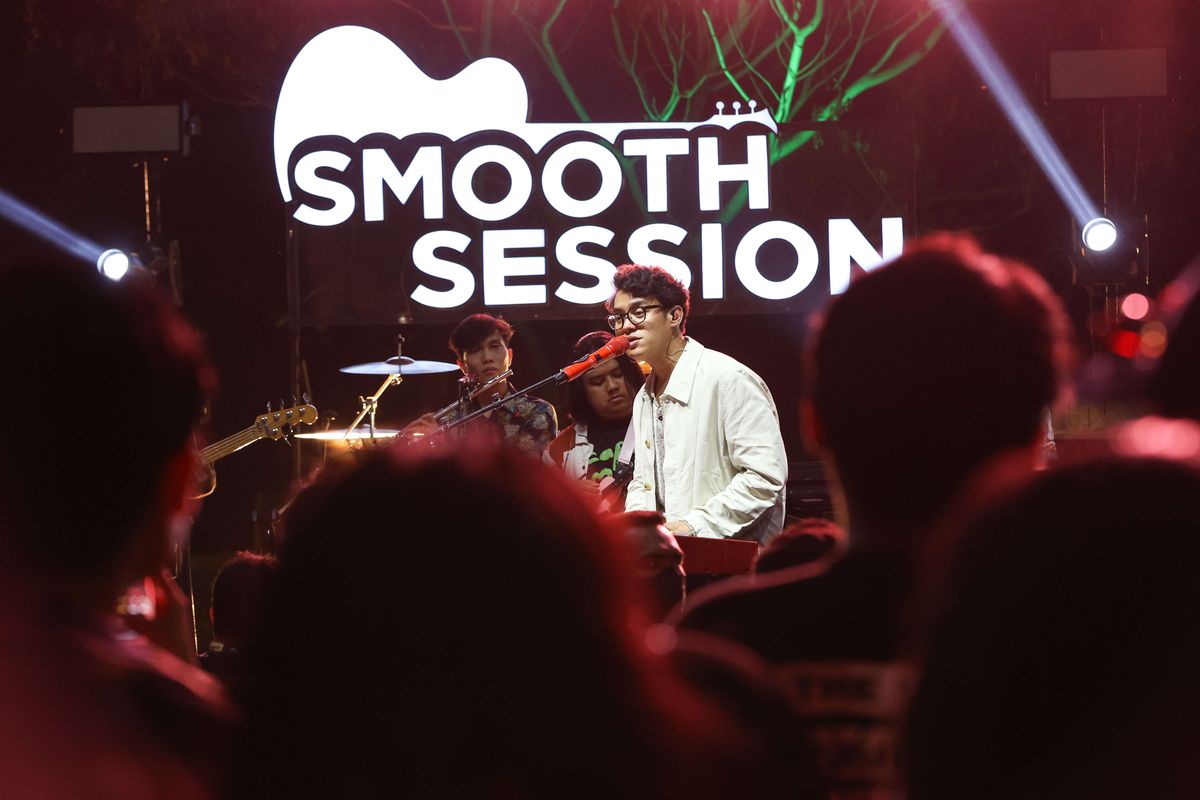 Ardhito Pramono tampil di Guinness Smooth Session 2022 di Hutan Kota GBK Senayan, Jakarta pada Sabtu (30/7/2022). Sejumlah musisi seperti The Adams, Jason Ranti, Shaggy Dog tampil pada acara ini.