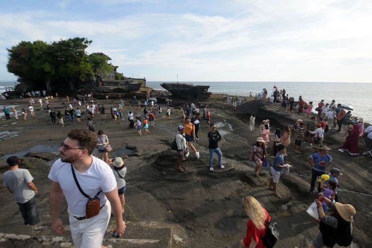 Wisatawan mengunjungi objek wisata Tanah Lot saat liburan Hari Raya Idul Fitri di Tabanan, Bali, Selasa (3/5/2022). Pengelola Daya Tarik Wisata (DTW) Tanah Lot mendata jumlah kunjungan wisatawan domestik pada liburan Idul Fitri 1443 H mencapai 7.700 orang sedangkan wisatawan mancanegara rata-rata 350 orang.