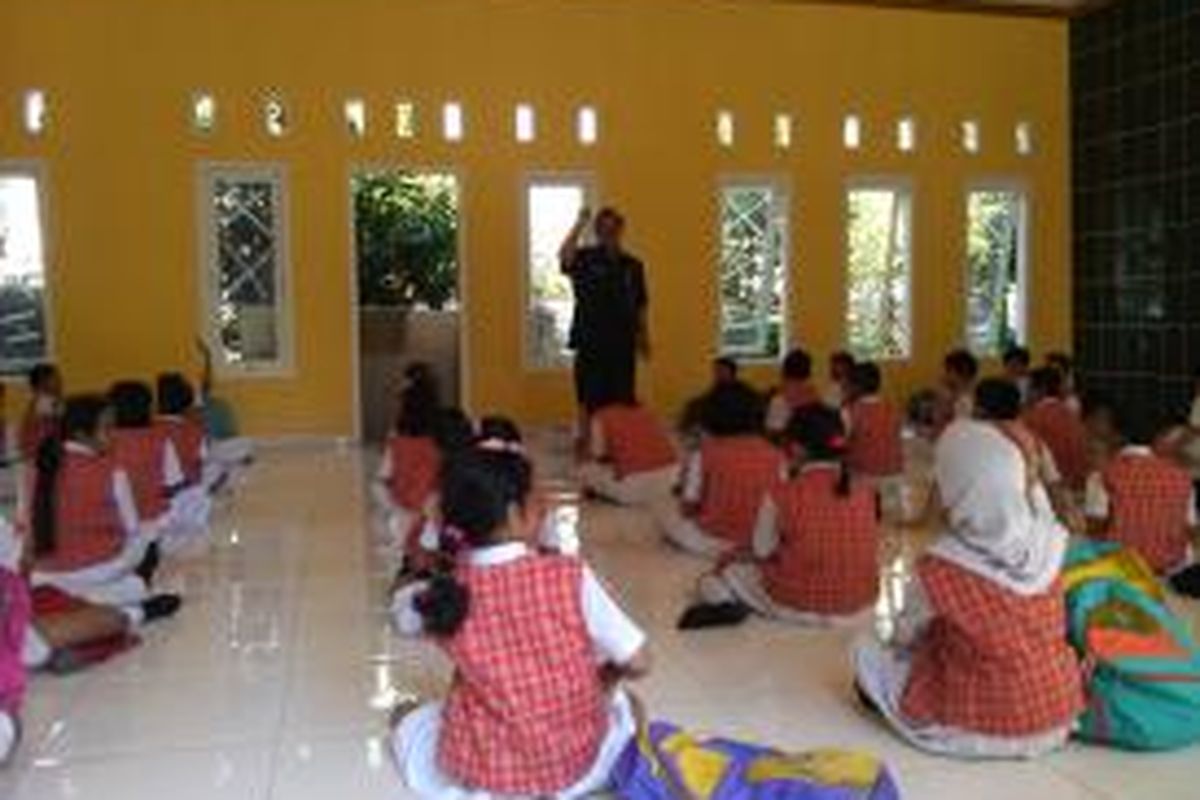 Siswa kelas 4 SD 01 Pagi Rorotan belajar di Mushala karena ruang kelas mereka dipinjam siswa SMP 200 untuk Ujian Nasional.