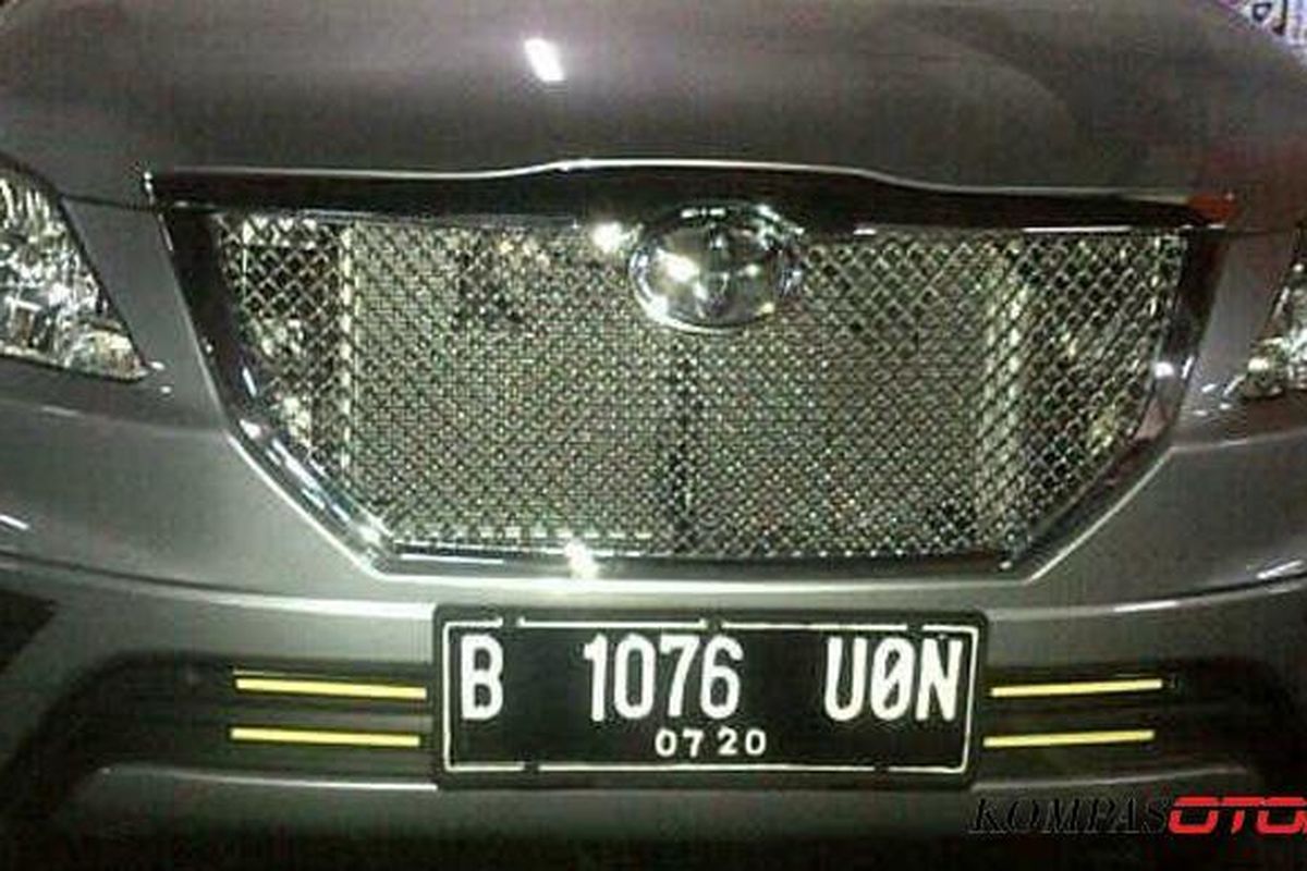 Toyota New Innova yang menggunakan grill aftermarket ala Bentley.