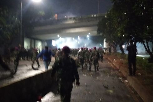 Pasukan Marinir Mendekati Massa di Senayan, Mahasiswa Berhenti Melawan