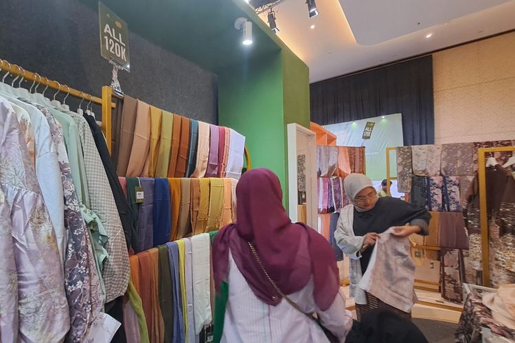 Koleksi hijab Zyta Delia di Sisterhood Modest Bazaar, Senayan City lt. 8, Rabu (27/03/2024).