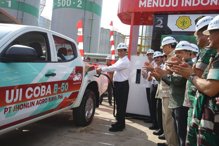 Mentan Amran menguji coba bahan bakar Biodiesel B-50 ke sebuah kendaraan dalam acara peluncuran B-50 di Batulicin, Kalsel, Minggu (18/8/2024). 