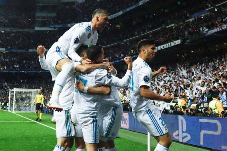 Para pemain Real Madrid merayakan gol yang dicetak Karim Benzema ke gawang Bayern Muenchen dalam laga leg kedua semifinal Liga Champions di Stadion Santiago Bernabeu, Madrid, Spanyol pada 1 Mei 2018.