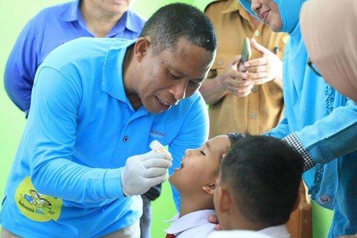 Bupati Bulungan Syarwani dalam agenda vaksinasi Polio tetes untuk anak di Kabupaten Bulungan.