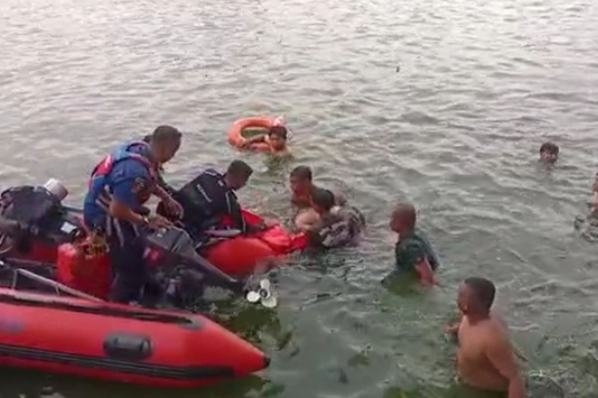 Seorang anak bernama Umay (12), tercebur di Danau Sunter, Jakarta Utara, Kamis (24/11/2022) siang. Tim Penyelamat Sektor 3 Tanjung Priok, melakukan pencarian anak tersebut.  