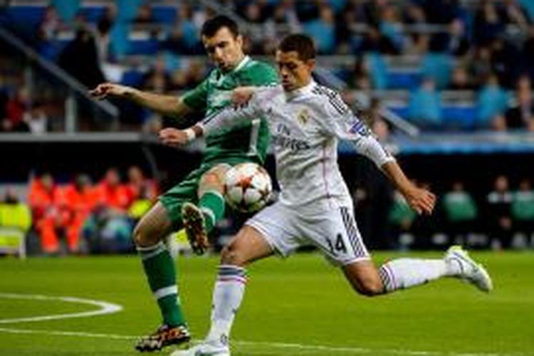 Striker Real Madrid, Javier Hernandez (kanan) saat berusaha melepaskan tendangan ke gawang Ludogorets pada matchday keenam Grup B Liga Champions di Santiago Bernabeu, Selasa (9/12/2014). 