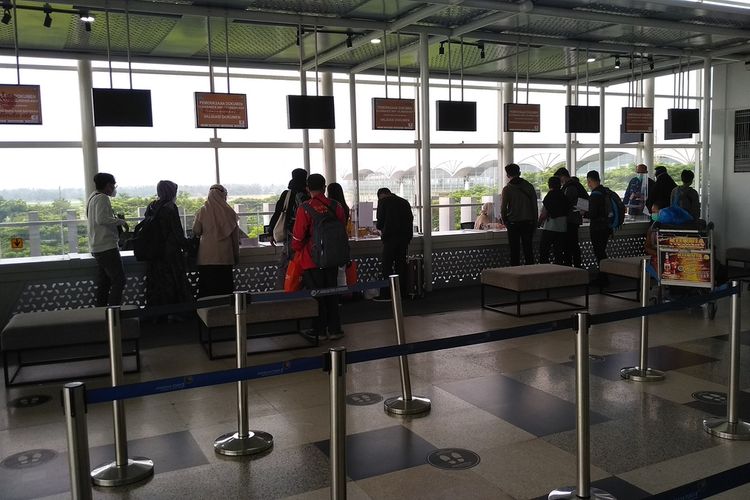 Suasana di bagian validasi dokumen KKP Bandara Internasional Kualanamu. Hingga pukul 11.15 WIB, sudah lebih dari 30 penumpang yang kurang syarat untu terbang berkaitan dengan permberlakuan PPKM darurat di Jawa dan Bali.