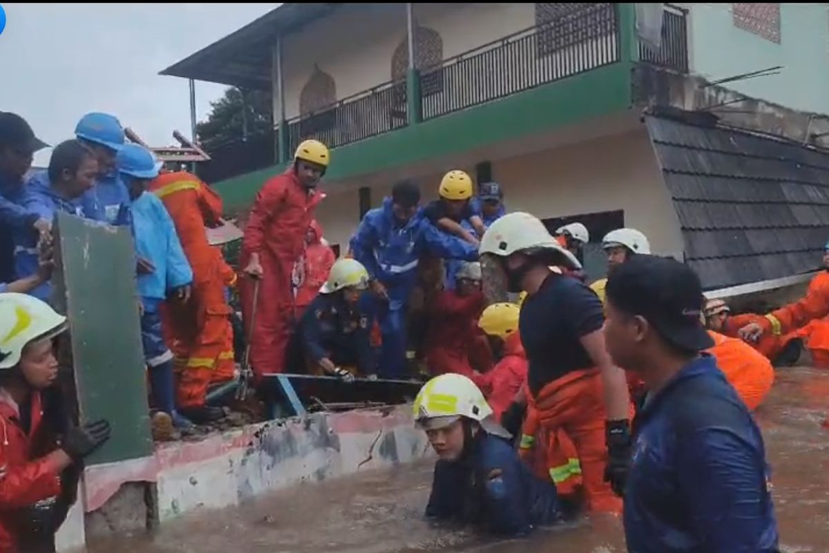 Petugas mengangkat tembok yang roboh di MTsN 19 Jakarta, Kamis (6/10/2022).