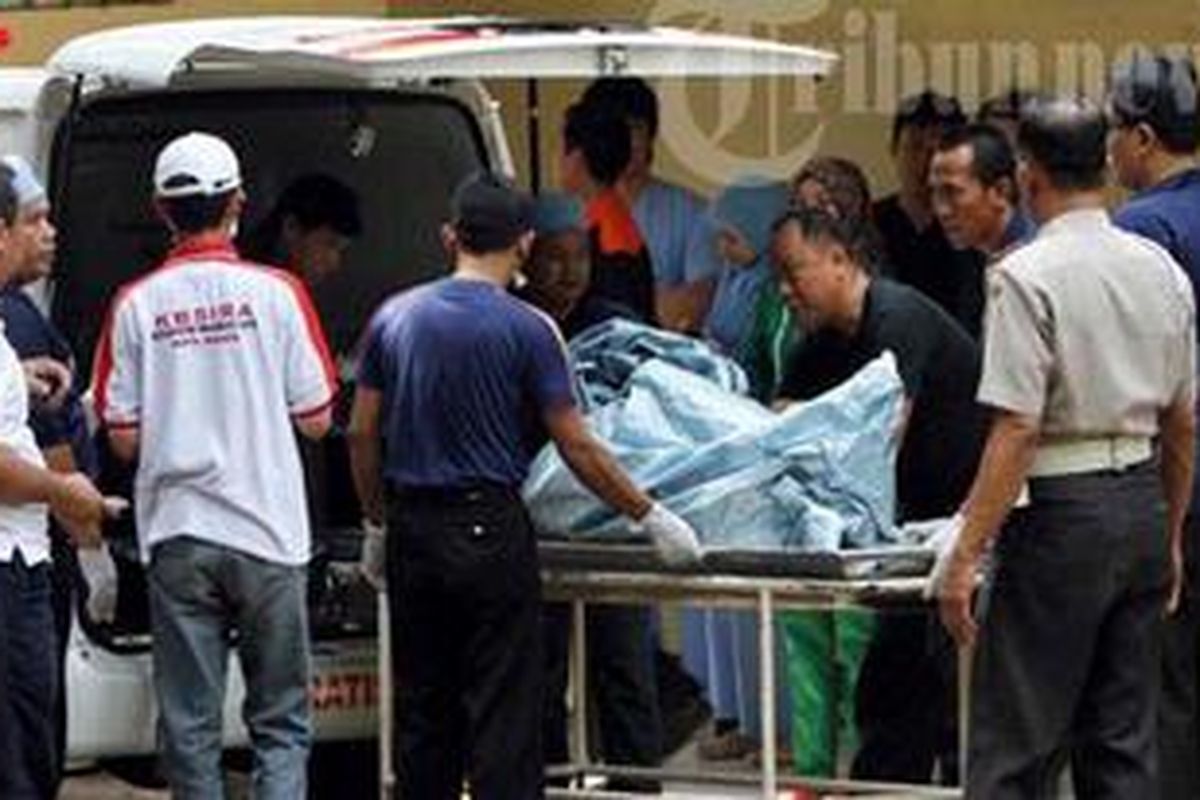 Tim Disaster Victim Identification (DVI) Mabes Polri membawa kantong jenazah korban kecelakaan pesawat sukhoi superjet 100 untuk dilakukan identifikasi di RS Polri Keramat Jati Jakarta Timur, Minggu (13/5/2012). Identifikasi korban diperkirakan membutuhkan waktu dua minggu.