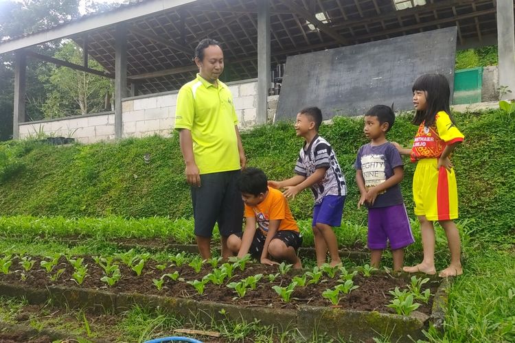 Pelajar SD Prennthaler di desa di atas bukit Kapanewon Samigaluh, Kabupaten Kulon Progo, Daerah Istimewa Yogyakarta, turun ke ladang dan sawah tiga kali seminggu. Anak-anak keluarga petani itu mengenal karya di bidang pertanian.