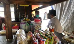 Di Ungaran, Mendes PDTT Sempat Singgah di Warung Kaki Lima