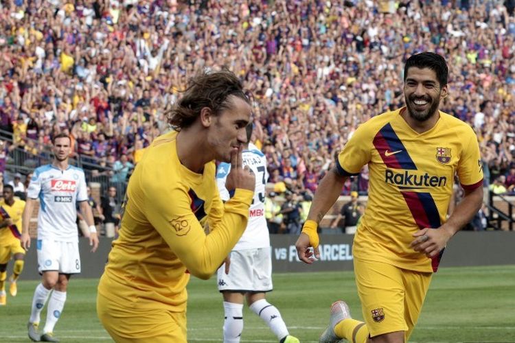 Penyerang Barcelona, Antoine Griezmann, merayakan golnya seusai membobol gawang Napoli pada laga persahabatan di Michigan Stadium, Sabtu (10/8/2019).  