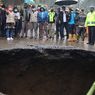 Hujan Deras, Muncul Lubang Besar Berdiameter 4 Meter di Ruas Jalan ke Arah Curug Cantel Brebes