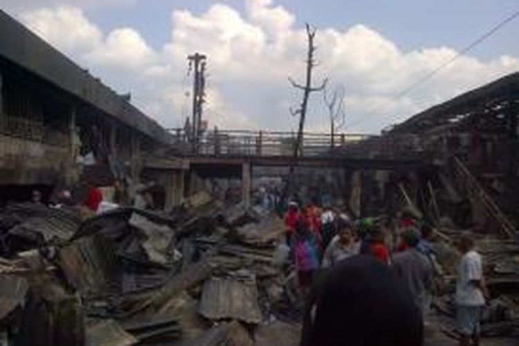 Kondisi dalam Pasar Johar, Kota Semarang dipenuhi reruntuhan bekas kebakaran hebat, Sabtu (9/5/2015) lalu. Petugas terlihat mencopot kabel listrik yang masih bertebaran di dalam pasar.