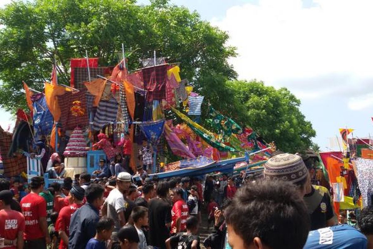 Peringatan Maulid Nabi Muhammad SAW atau Maudu Lompoa Cikoang, kembali digelar Pemerintah Kabupaten Takalar, di Desa Cikoang, Kecamatan Mangarabombang, Minggu (10/1/2016). 