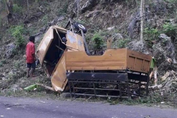 Mobil Bak Terbuka Menabrak Tebing di Jalan Ponjong-Tambakromo di Padukuhan Plataran, Desa Sumbergiri, Kecamatan Ponjong, Gunungkidul, Yogyakarta, Kamis (22/11/2018) pagi.