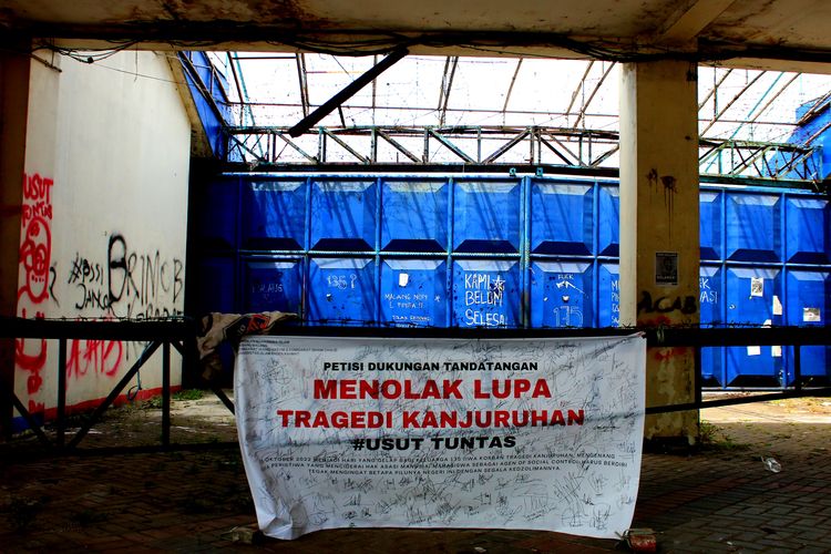 Banner menolak lupa atas Tregedi Kanjuruhan yang berada didepan pintu gerbang di Stadion Kanjuruhan Kepanjen, Kabupaten Malang, Selasa (19/9/2023) siang.