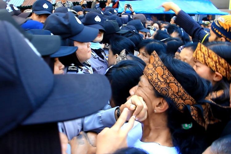 Sejumlah ibu-ibu warga Adat Sunda Wiwitan Cigugur terlibat aksi saling dorong dengan Polisi Wanita Polres Kuningan, Jawa Barat di Desa Cigugur, Kecamatan Cigugur, Kamis siang (24/8/2017). Pasca dua kali terjadi kericuhan, dan sejumlah korban terluka, Pengadilan Negeri Kuningan menggagalkan pelaksanaan eksekusi bangunan yang menjadi sengketa bertahun-tahun.