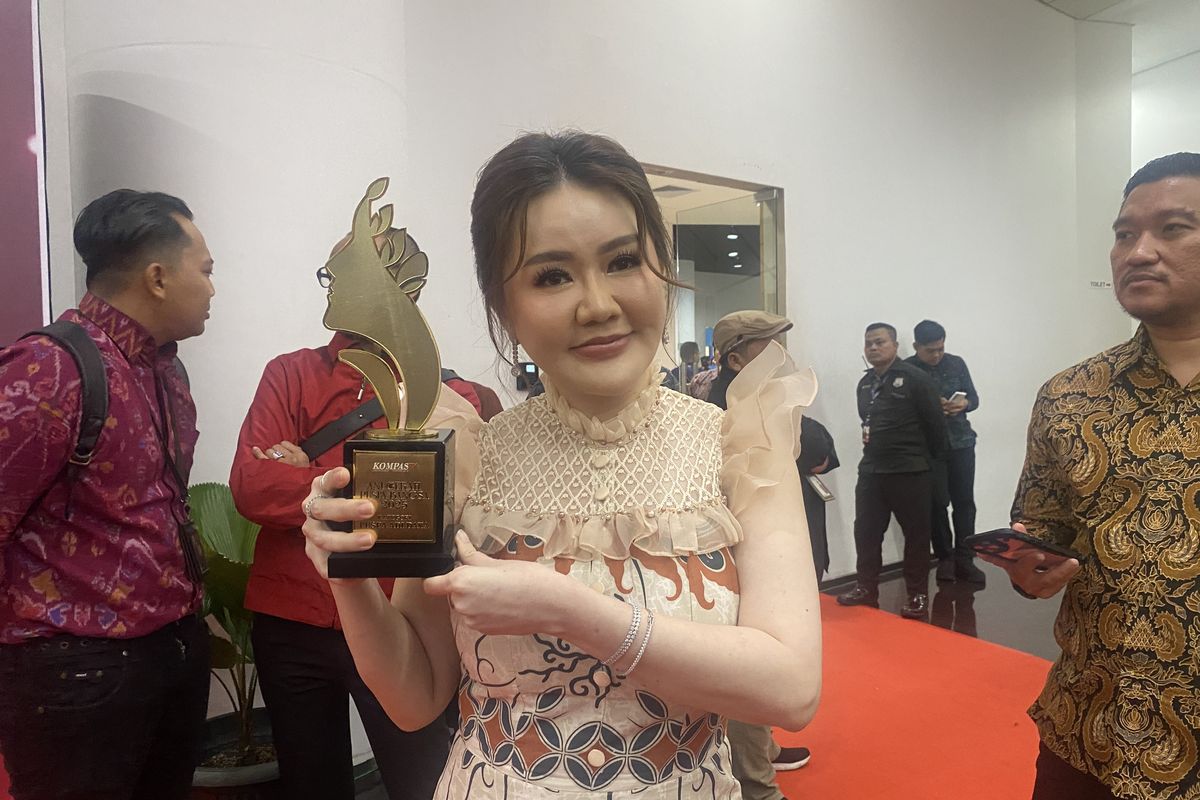 Dr Tan Yuanita mendapatkan penghargaan Puspa Adi Daya dalam Anugerah Puspa Bangsa 2025 di Studio 1 Menara Kompas, Jakarta Pusat, Selasa (15/4/2025).