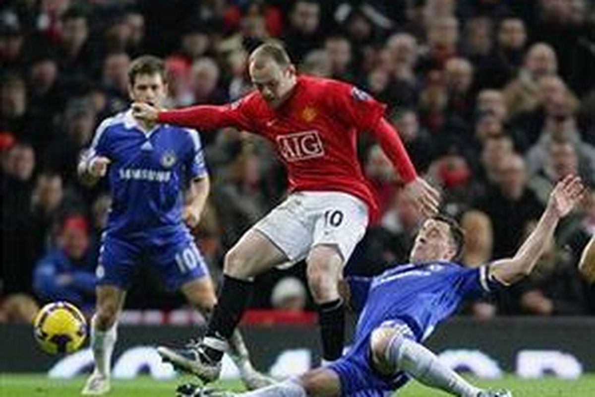 Striker Manchester United, Wayne Rooney (tengah), saat berduel dengan kapten Chelsea, John Terry.