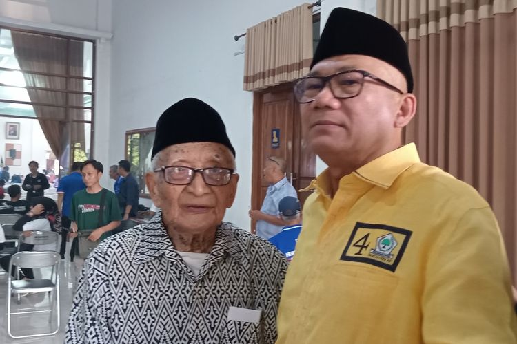 Anggota komisi XI DPR RI Agun Gunandjar Sudarsa (kanan).