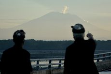 Gunung Agung Kembali Semburkan Abu Vulkanik Setinggi 500 Meter