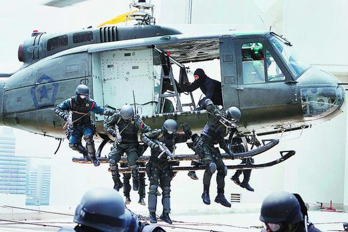 Anggota Satuan-81 Kopassus berada di atas helikopter sebelum menyerbu Hotel Borobudur, Jakarta, yang baru dikuasai teroris pada Latihan Gabungan TNI-Polri dalam Penanggulangan Teroris, Minggu (21/12/2008).  