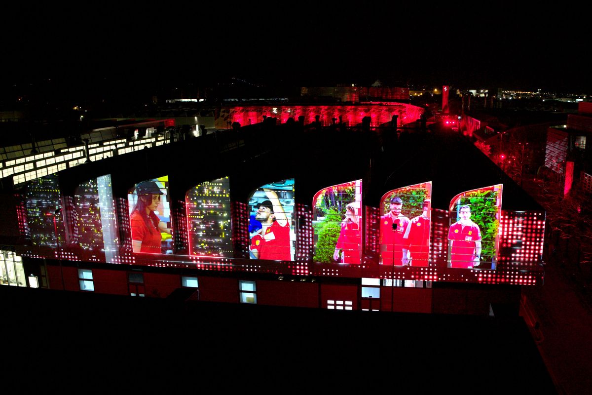 Ferrari tidak bisa dipisahkan dari seni. Pabrik Ferrari di Maranello, Italia, pun disulap jadi pertunjukan seni dengan permainan proyeksi cahaya.