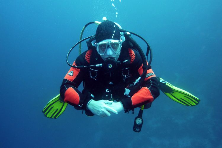 Scuba diving alias menyelam adalah olahraga bawah laut di mana pelakunya membawa alat bantu pernapasan mandiri. Hal ini menjadi faktor pembeda utama antara scuba diving dan free diving, di mana pelakunya tak menggunakan alat bantu pernapasan saat berada di bawah air.