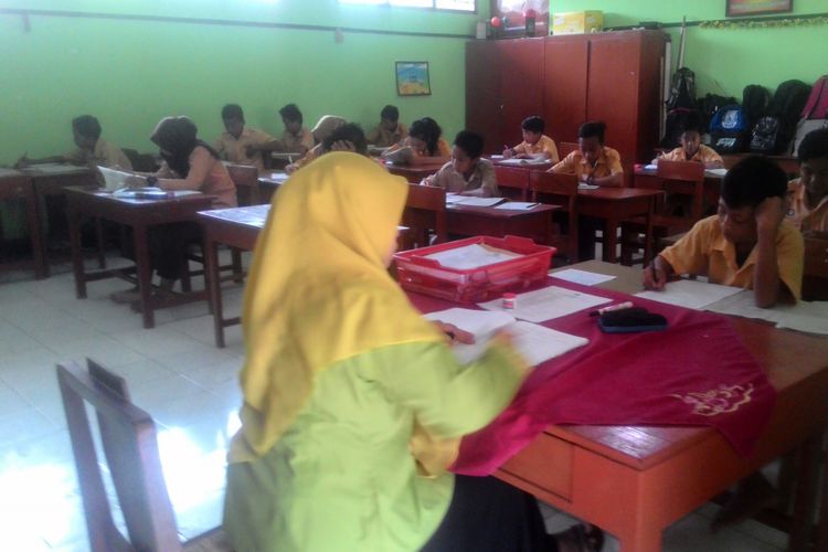 Siswa kelas 6 SDN Conegaran Wates mengikuti simulasi Ujian Nasional Tingkat Kecamatan diIsekolahnya. Simulasi tetap berlangsung meski banjir melanda sekolah. Sementara, siswa kelas 1-3 terpaksa diliburkan karena banjir menggenang di kelas mereka. 