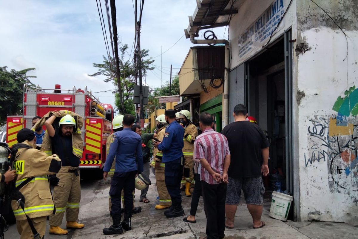 Kebakaran terjadi di sebuah toko bahan kimia di Jalan K.H. Moh. Mansyur, Kelurahan Krendang, Kecamatan Tambora, Jakarta Barat, pada Jumat (25/2/2022).