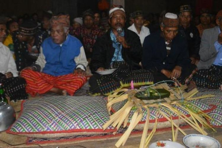 Memberikan makan kepada leluhur dalam ritual Kapu Agu Naka yang diadakan di Kampung Paang Lembor, Desa Wae Bangka, Kecamatan Lembor, Kabupaten Manggarai Barat, Nusa Tenggara Timur pada Juli 2014.