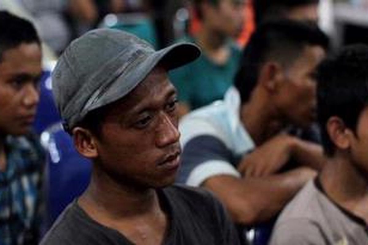 Buruh pabrik industri pengolahan limbah menjadi perangkat aluminium terlihat saat rilis di Polres Kota Tangerang, Sabtu (4/5/2013). Polres Kota Tangerang dan Kontras menggerebek serta membebaskan 34 buruh yang disekap di pabrik wajan di Kampung Bayur Opak RT 03 RW 06, Desa Lebak Wangi, Kecamatan Sepatan Timur, Tangerang.