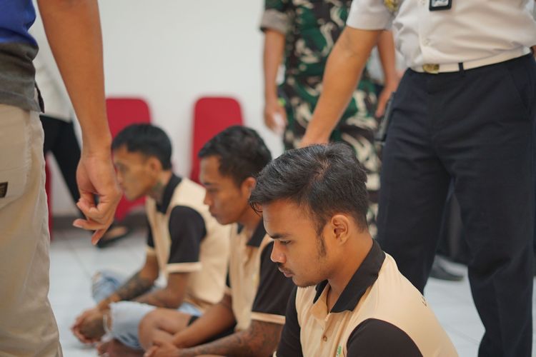 Nenek Bawa Ayam Goreng Berisi 17,11 Gram Sabu ke Lapas Surabaya, 4 Narapidana Diperiksa