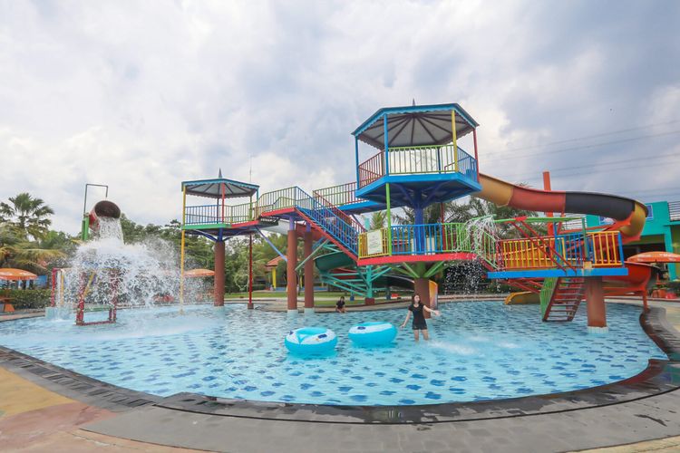 Salah satu kolam di Grand Puti Water Park