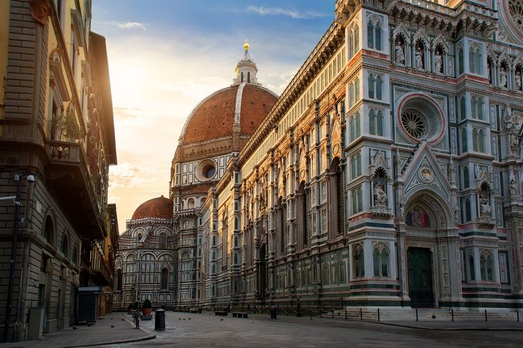 Piazaa del Duomo dan Katedral Santa Maria del Fiore di Florence, Italia. 