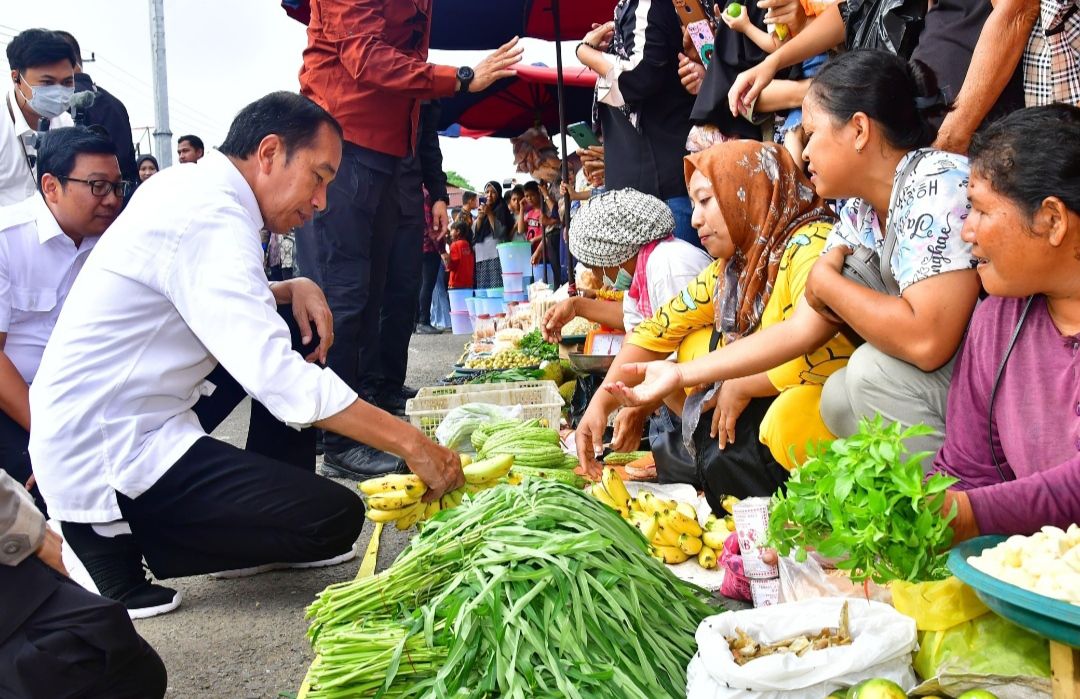 Momen Jokowi Jongkok Sambil Belanja Cabai, Pisang, dan Jeruk di Jambi