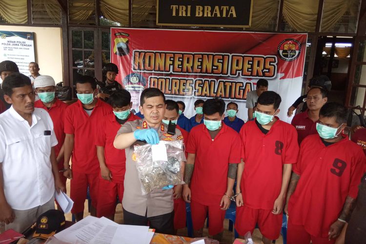 Kapolres Salatiga Rahmad Hidayat menunjukan tersangka penyalahgunaan narkoba