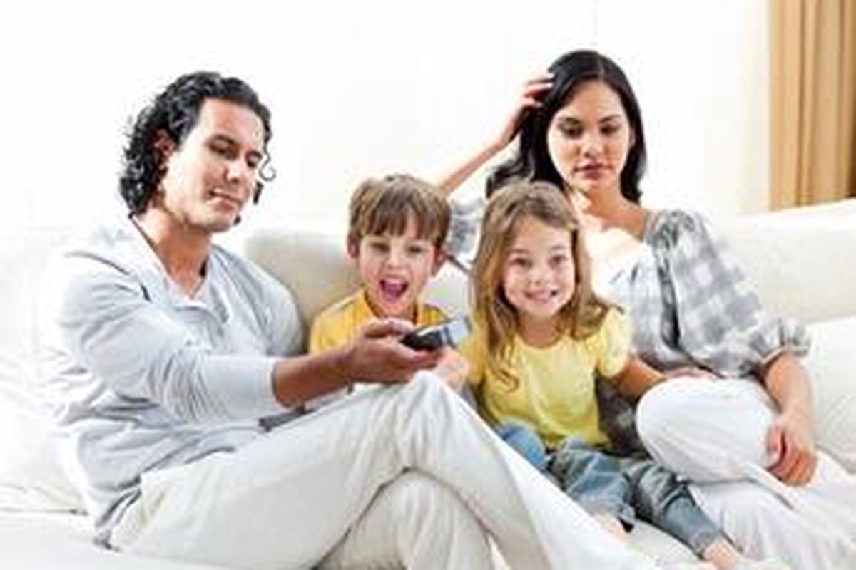 Dampingi anak saat menonton televisi.