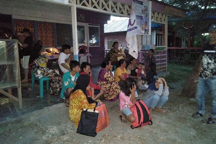 Warga berada di luar rumah mereka setelah terjadinya gempa di Labuha, Maluku Utara, Minggu (14/7/2019). Gempa bumi dengan kekuatan magnitudo (M) 7,2 terjadi sekitar pukul 16.10 di 62 kilometer sebelah timur laut Labuha, Maluku Utara.