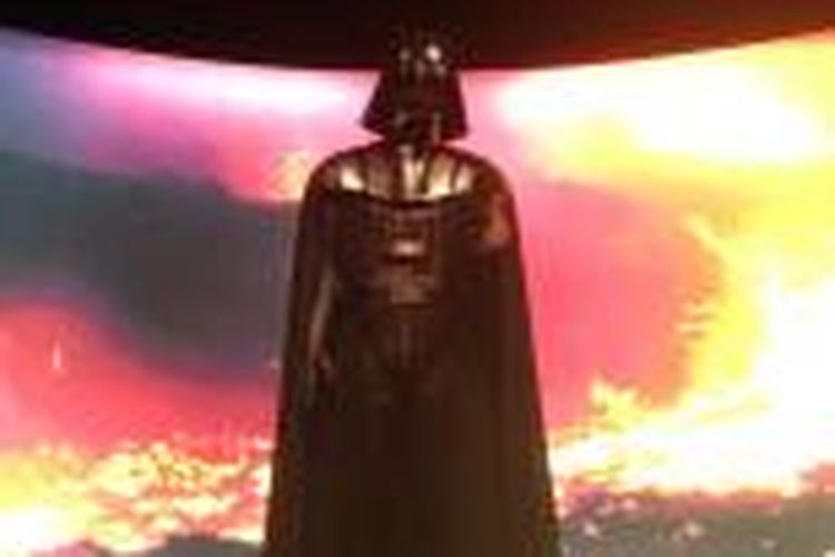 Kostum orisinal Darth Vader dipajang dalam pameran 'Star Wars and the Power of Costume Exhibition' yang diselenggarakan di Discovery Times Square Museum, New York, AS, mulai 14 November 2015.