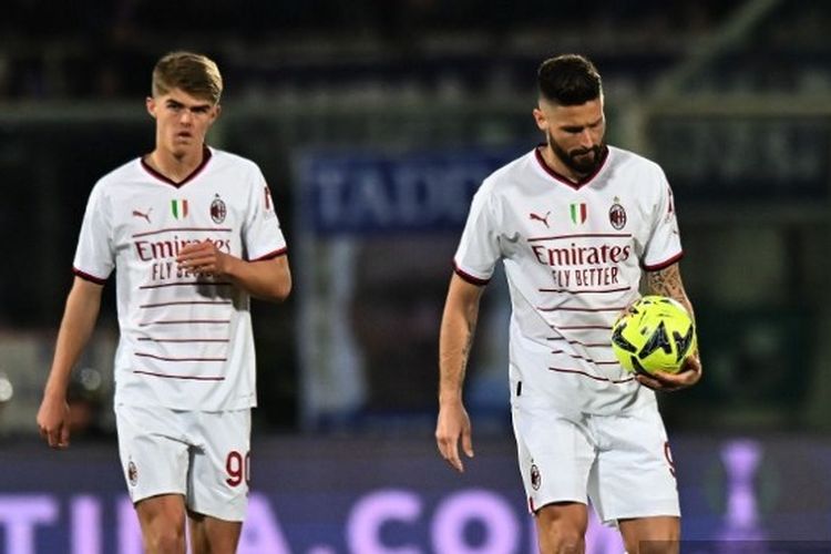 Penyerang AC Milan, Oliver Giroud (kanan), tertunduk usai timnya kebobolan dalam laga melawan Fiorentina pada pekan ke-25 Liga Italia Serie A 2022-2023 di Stadion Artemio Franchi, Firenze, pada Sabtu (4/3/2023) malam waktu setempat. AC Milan kalah 1-2 dari Fiorentina, tetapi tetap menghuni peringkat empat klasemen Liga Italia. Terkini, Milan akan bertandang ke markas Tottenham Hotspur untuk melakoni laga leg kedua babak 16 besar Liga Champions pada Kamis (9/3/2023) dini hari WIB. (Foto oleh Alessandro Sabattini / GETTY IMAGES EUROPE / Getty Images via AFP)