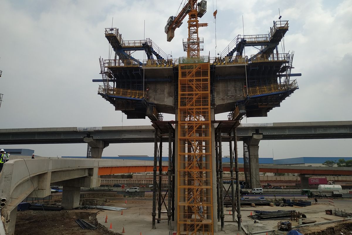 Proyek Jalan Tol Cibitung-Cilincing (JTCC) terus dikebut pengerjaananya  agar selesai 2020 dan bisa segera beroperasi, Cibitung, Bekasi, Jawa Barat, Kamis (10/10/2019).