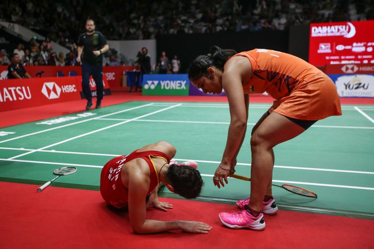 Pemain tunggal Putri Spanyol, Carolina Marin (kiri) mengalami cidera saat bertanding melawan tunggal Putri India, Saina Nehwal (kanan) pada pertandingan final Daihatsu Indonesia Masters 2019 di Istora Senayan, Jakarta, Minggu (27/1/2019). Saina Nehwal tampil sebagai juara setelah Carolina Marin mundur dari pertandingan.