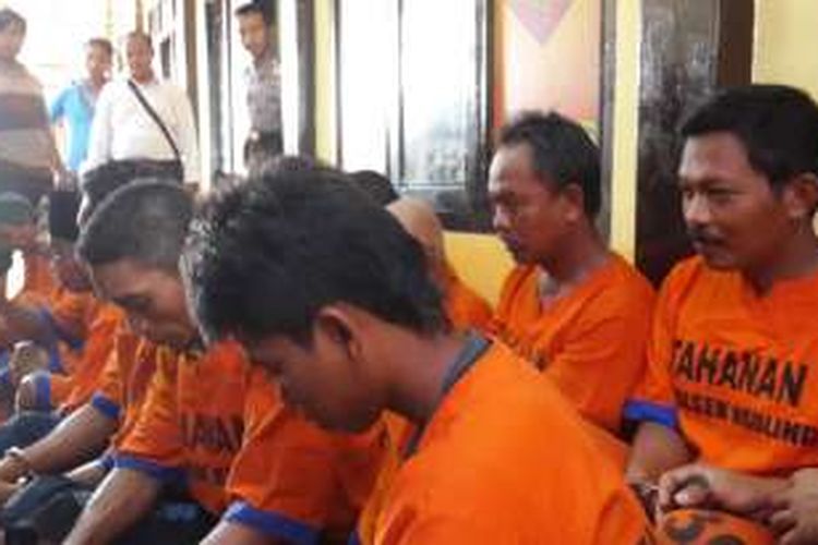 Para pelaku judi dan tindak kriminal lainnya saat direlease di Mapolres Pasuruan Kota, Senin (27/6/2016). Para pelaku itu ditangkap selama operasi camer
